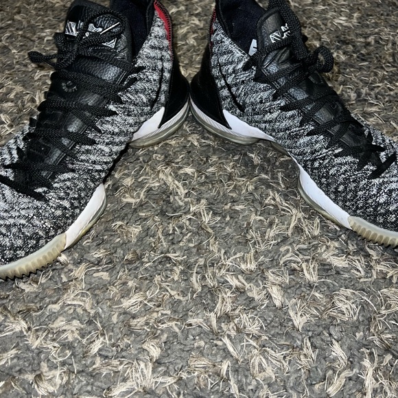 Nike LeBron 16 Oreo - Picture 3 of 6